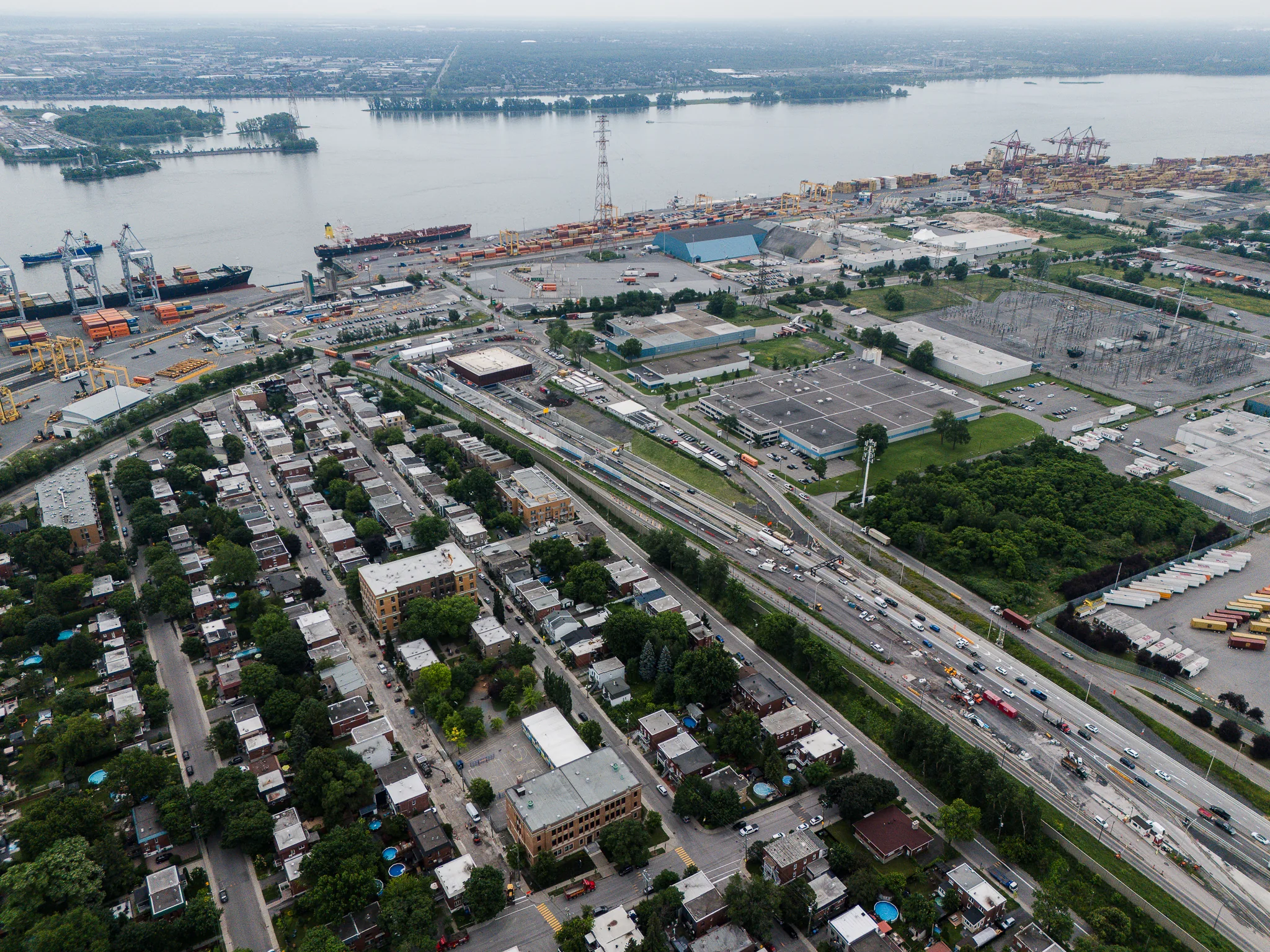 Marquage routier de nuit avec skyline de Montréal en arrière-plan.